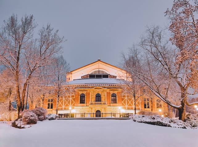 Festspielhaus Bayreuth im Schnee